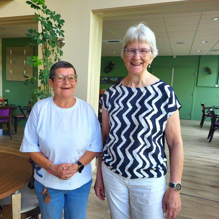 Twee bewoners van Fermate staan in het restaurant op locatie.