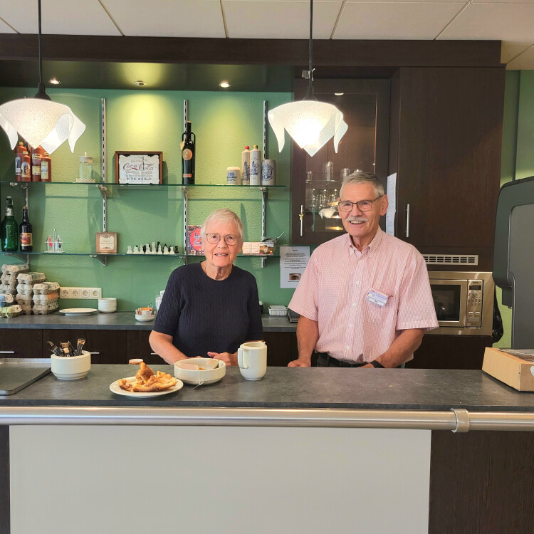 Twee vrijwilligers achter de bar bij het Grand Café in Fermate.