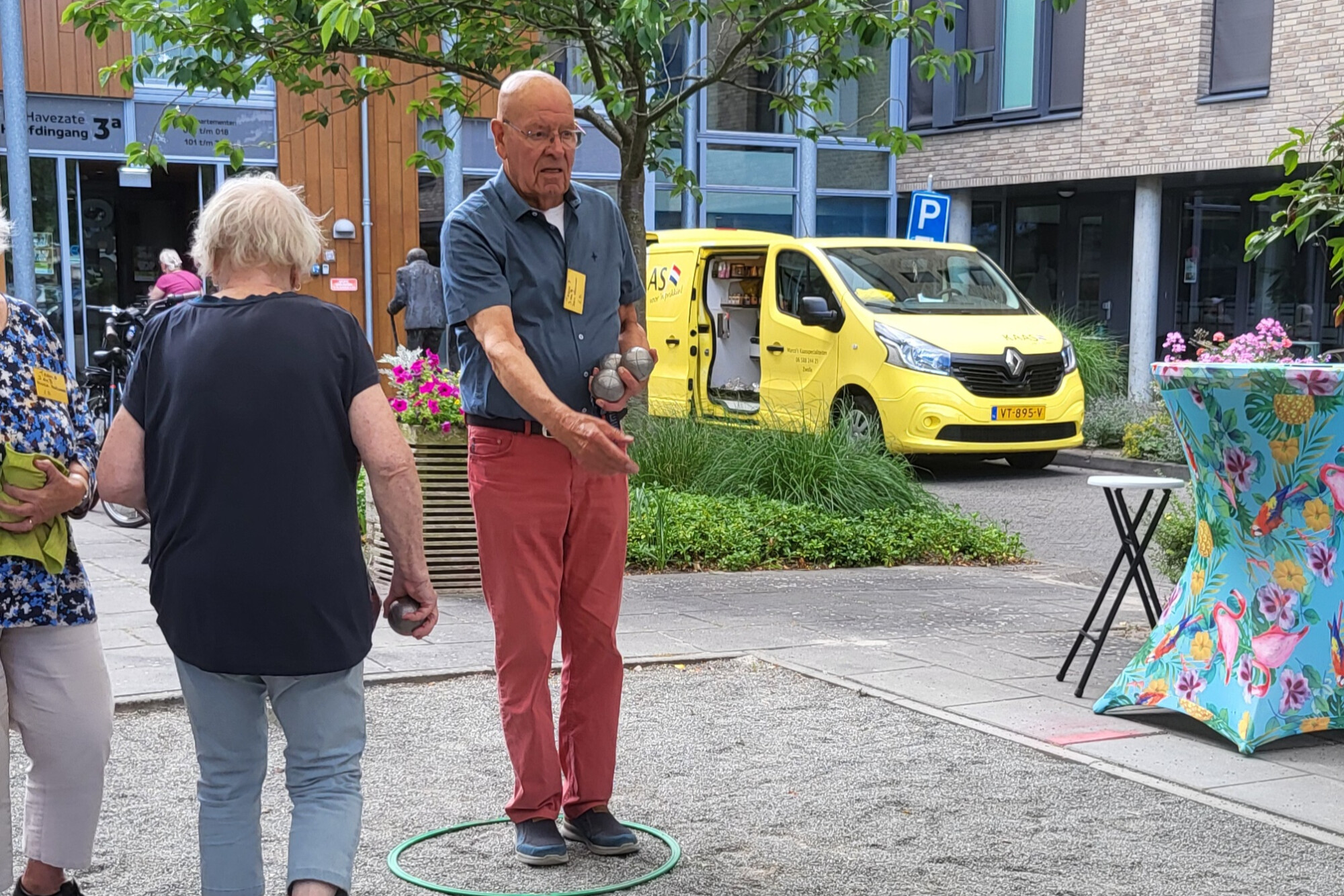 Bewoner Jan Kramer bij de ontmoetingsplek bij locatie De Havezate van Vereen.