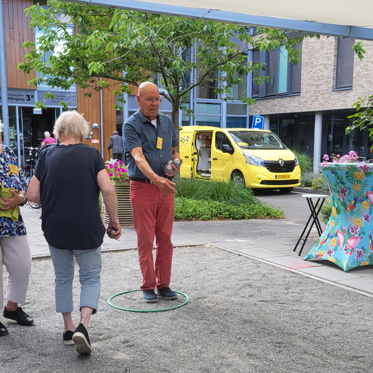 Bewoner Jan Kramer bij de ontmoetingsplek bij locatie De Havezate van Vereen.