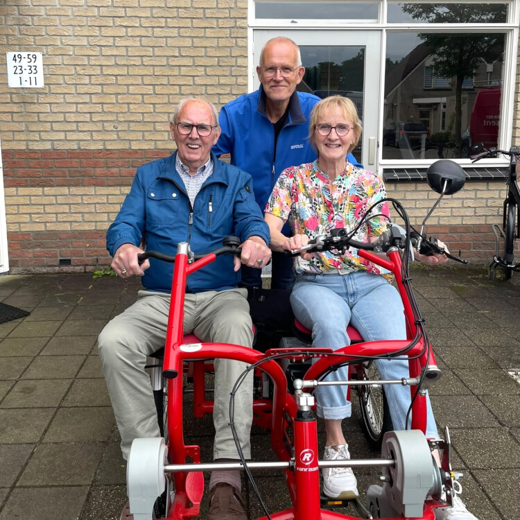 Bé Vogelzang samen met medevrijwilliger Alie Pot en zijn fietsmaatje, de heer Oldman.