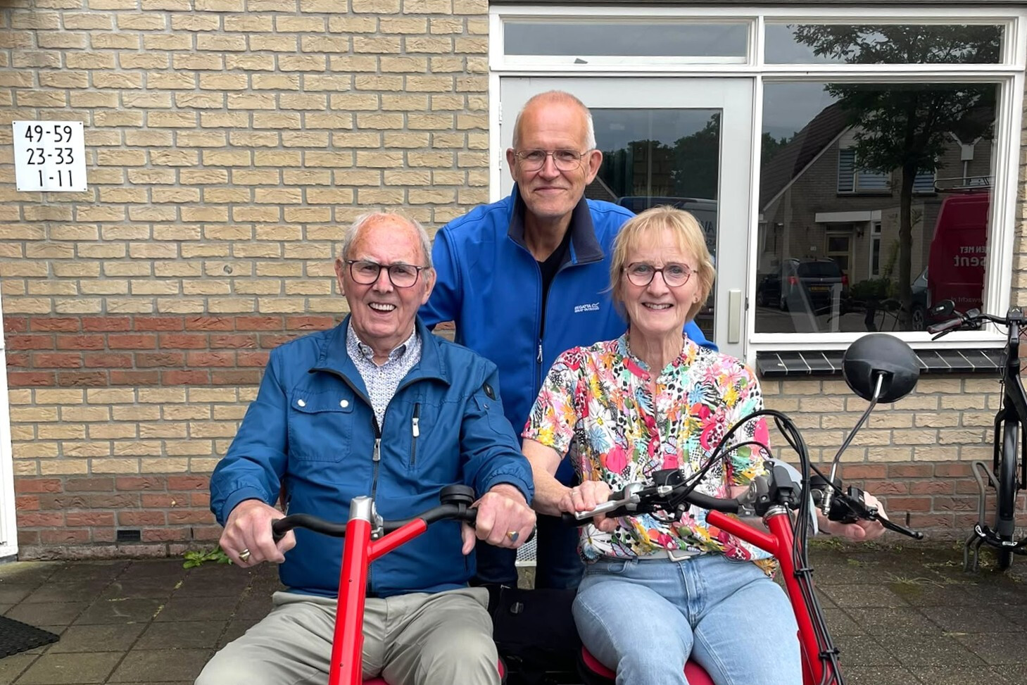 Bé Vogelzang samen met medevrijwilliger Alie Pot en zijn fietsmaatje, de heer Oldman.